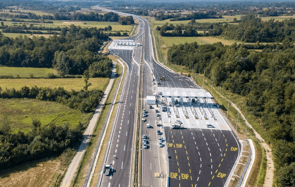 GORELO VOZILO NA  AUTO-PUTU MILOŠ VELIKI: Uspeli da evakuišu putnike!  
